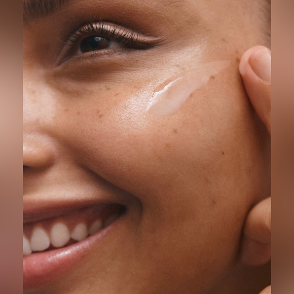 Even Better Clinical™ Radical Dark Spot Corrector + Interrupter Serum, 1 oz. - Picture 5 of 5